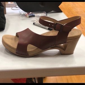 Dansko Thea Sandal size 39 (8.5/9)